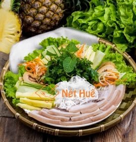 Cuốn thịt luộc chấm tôm chua